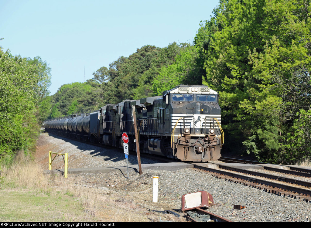 NS 9930 leads train 6W4 northbound